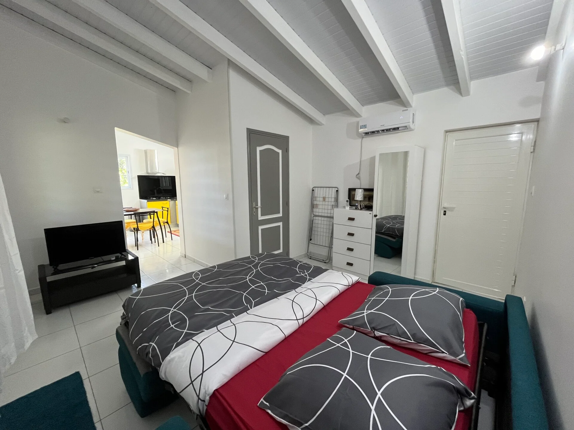 Présentation du bungalow dans un cadre tropical