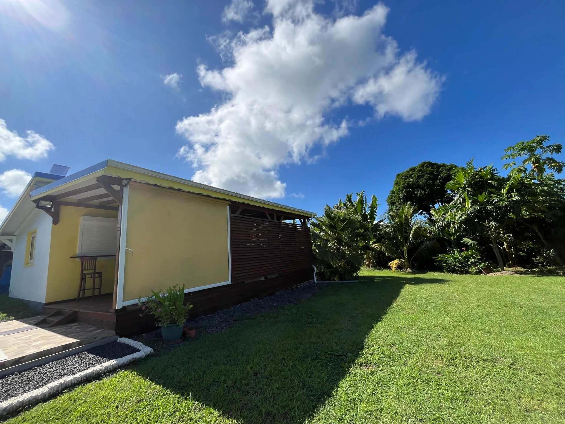 Vue du bungalow et de son environnement tropical